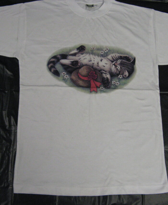 AMERICAN T-SHIRT PRINTED WITH USA MOTIVE " CAT SLEEPING NEAR HAT " LOWEST PRICE GARANTI. Art.No. 120916-2125