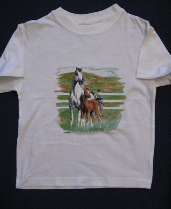 AMERICAN T-SHIRT PRINTED WITH USA MOTIVE " TWO HORSES STANDING ON GREEN GRACE" LOWEST PRICE GARANTI. Art.No. 17114-6939
